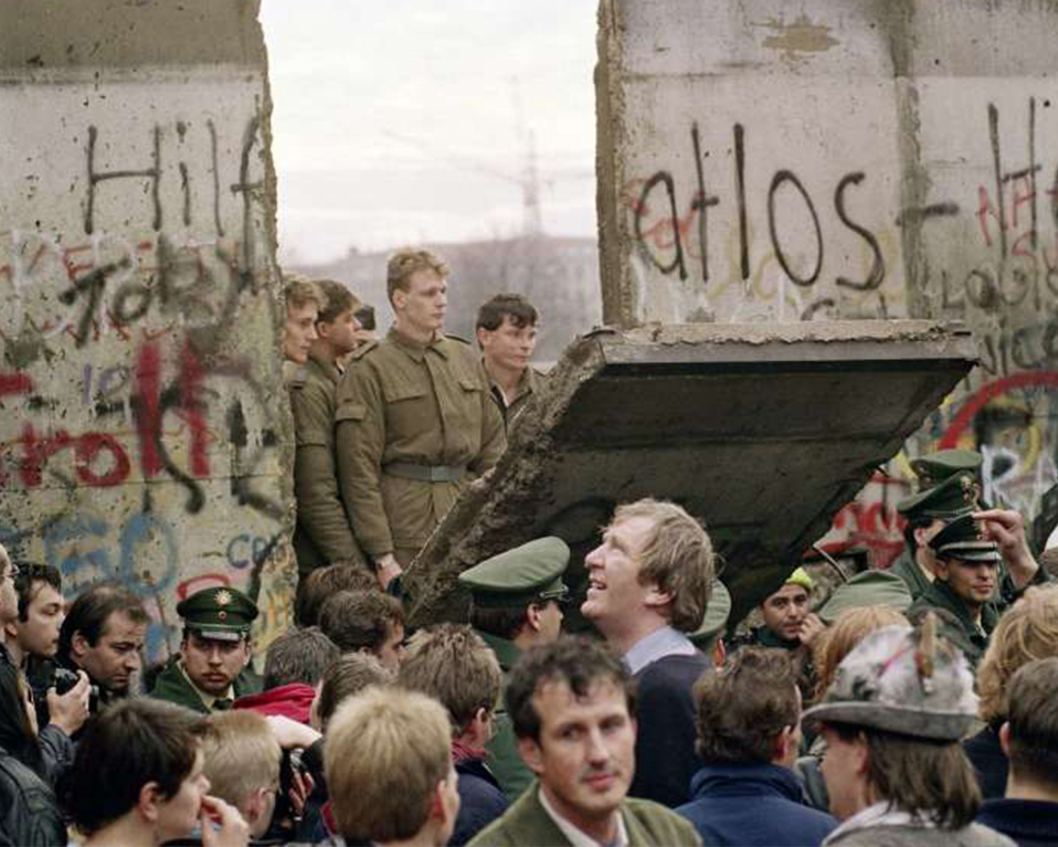 Imagen histórica que capta el momento del derribo de una sección del Muro de Berlín